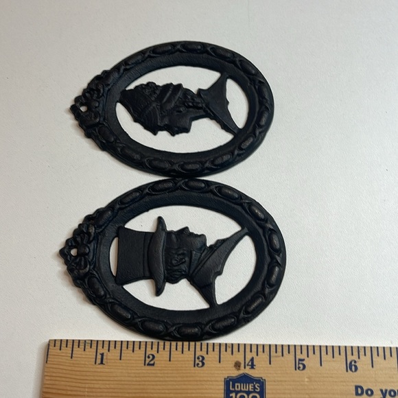 Vintage Pair of Cast Iron Victorian Style Silhouettes Hanging Home Decor - Picture 4 of 5